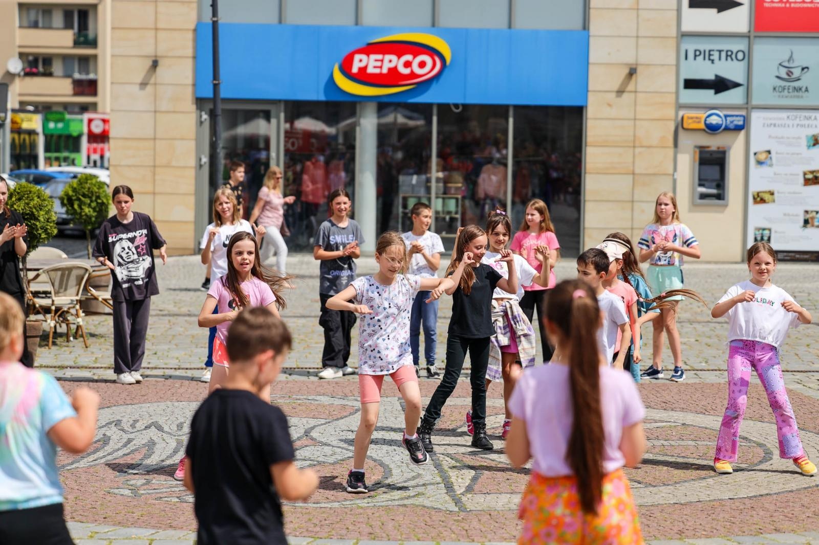 Zdjęcie w galerii na portalu naszraciborz.pl: Hip-hopowy finał warsztatów tanecznych RCK na raciborskim rynku na bis! wiadomości z regionu