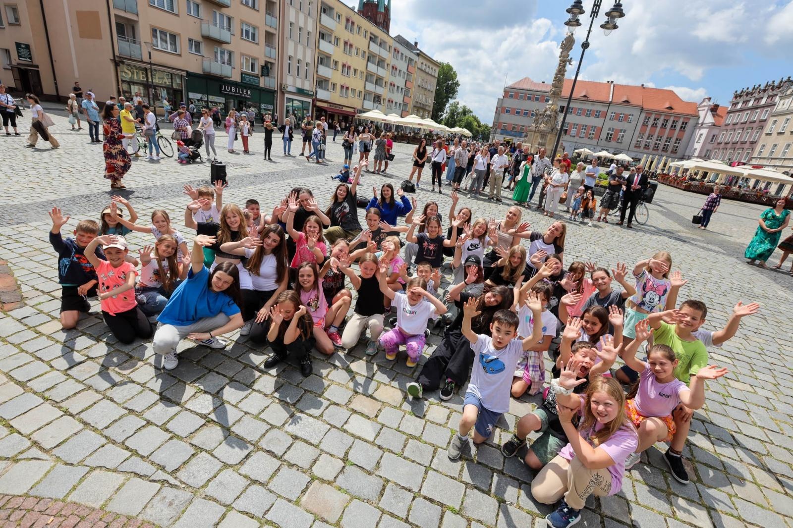 Zdjęcie w galerii na portalu naszraciborz.pl: Hip-hopowy finał warsztatów tanecznych RCK na raciborskim rynku na bis! wiadomości z regionu