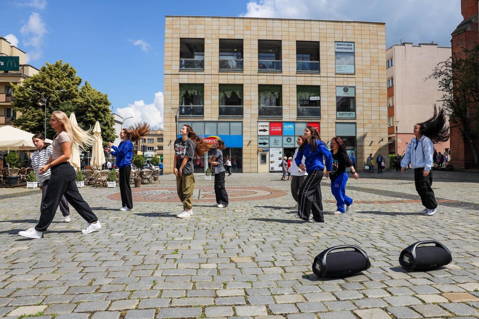 Zdjęcie w galerii na portalu naszraciborz.pl: Hip-hopowy finał warsztatów tanecznych RCK na raciborskim rynku na bis! wiadomości z regionu