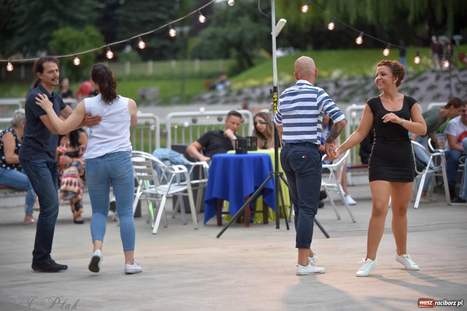 Zdjęcie w galerii na portalu naszraciborz.pl: Latino potańcówka na bulwarach z DJ z Kuby [FOTO i WIDEO] wiadomości z regionu