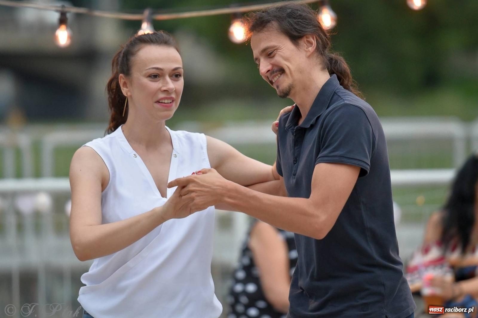 Zdjęcie w galerii na portalu naszraciborz.pl: Latino potańcówka na bulwarach z DJ z Kuby [FOTO i WIDEO] wiadomości z regionu