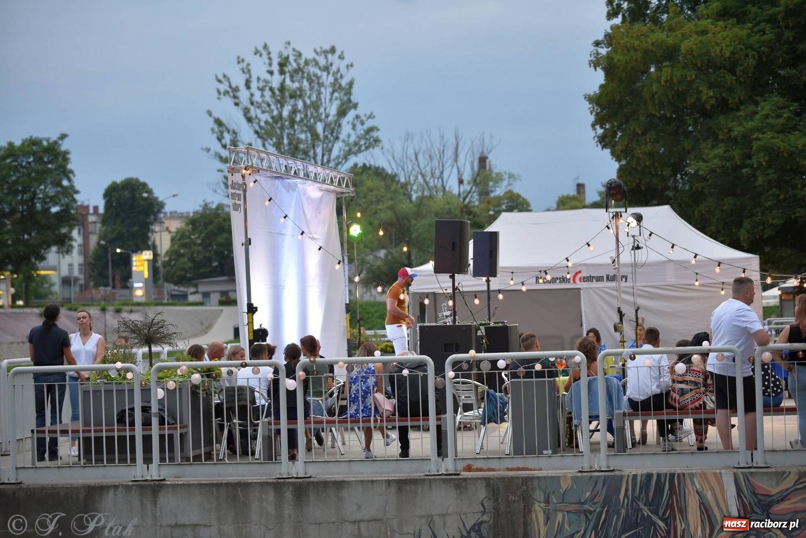 Zdjęcie w galerii na portalu naszraciborz.pl: Latino potańcówka na bulwarach z DJ z Kuby [FOTO i WIDEO] wiadomości z regionu