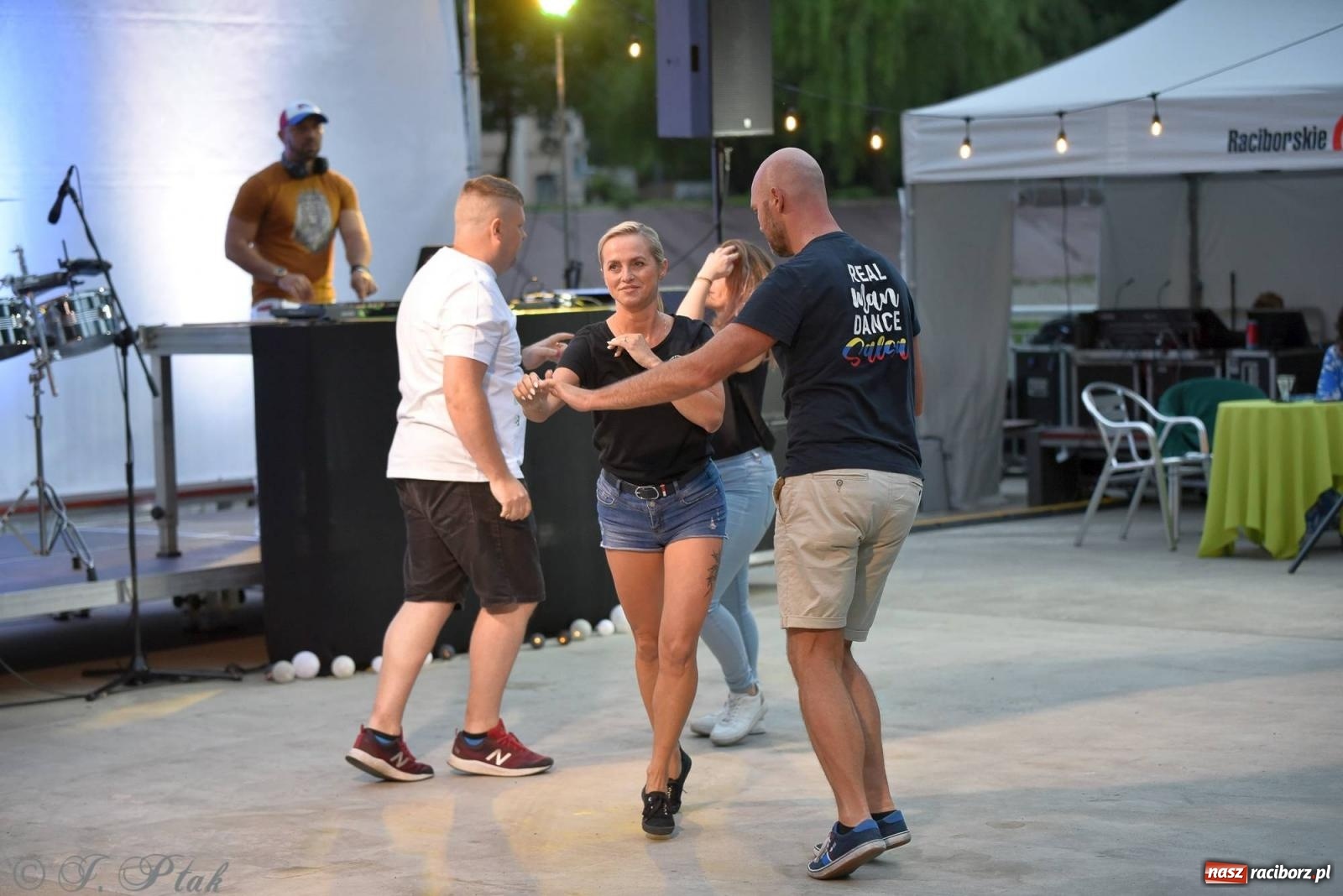 Zdjęcie w galerii na portalu naszraciborz.pl: Latino potańcówka na bulwarach z DJ z Kuby [FOTO i WIDEO] wiadomości z regionu