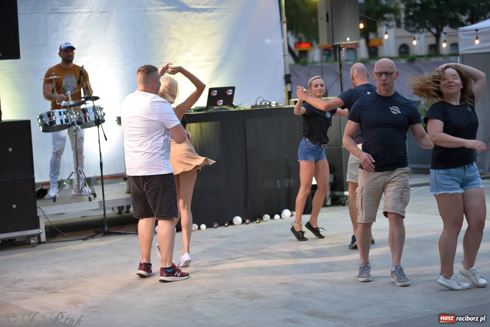 Zdjęcie w galerii na portalu naszraciborz.pl: Latino potańcówka na bulwarach z DJ z Kuby [FOTO i WIDEO] wiadomości z regionu