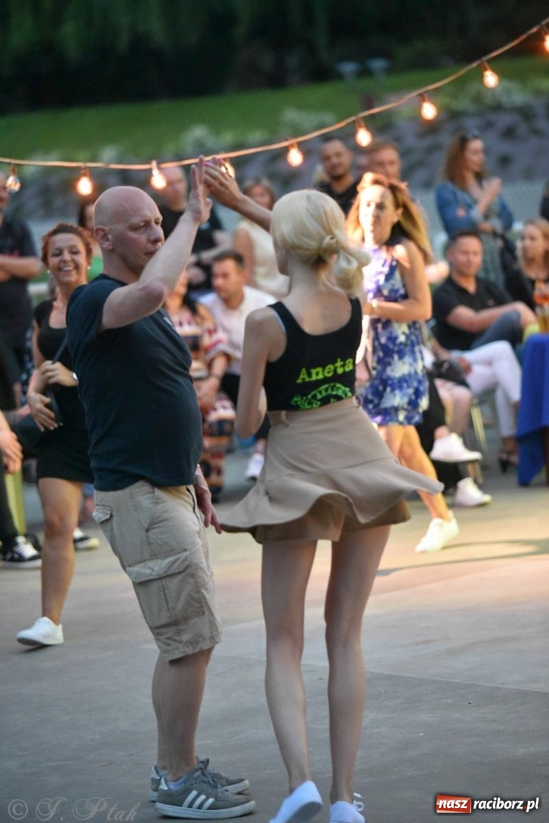 Zdjęcie w galerii na portalu naszraciborz.pl: Latino potańcówka na bulwarach z DJ z Kuby [FOTO i WIDEO] wiadomości z regionu