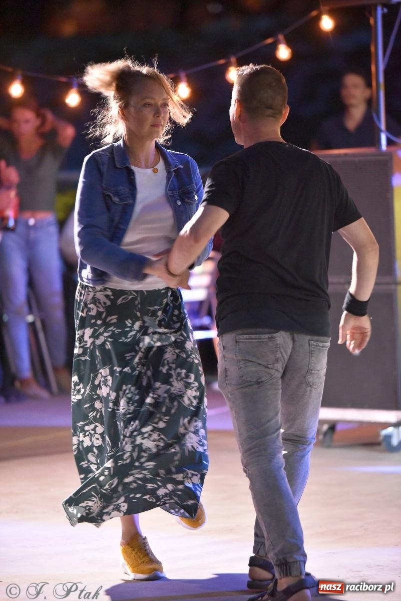 Zdjęcie w galerii na portalu naszraciborz.pl: Latino potańcówka na bulwarach z DJ z Kuby [FOTO i WIDEO] wiadomości z regionu