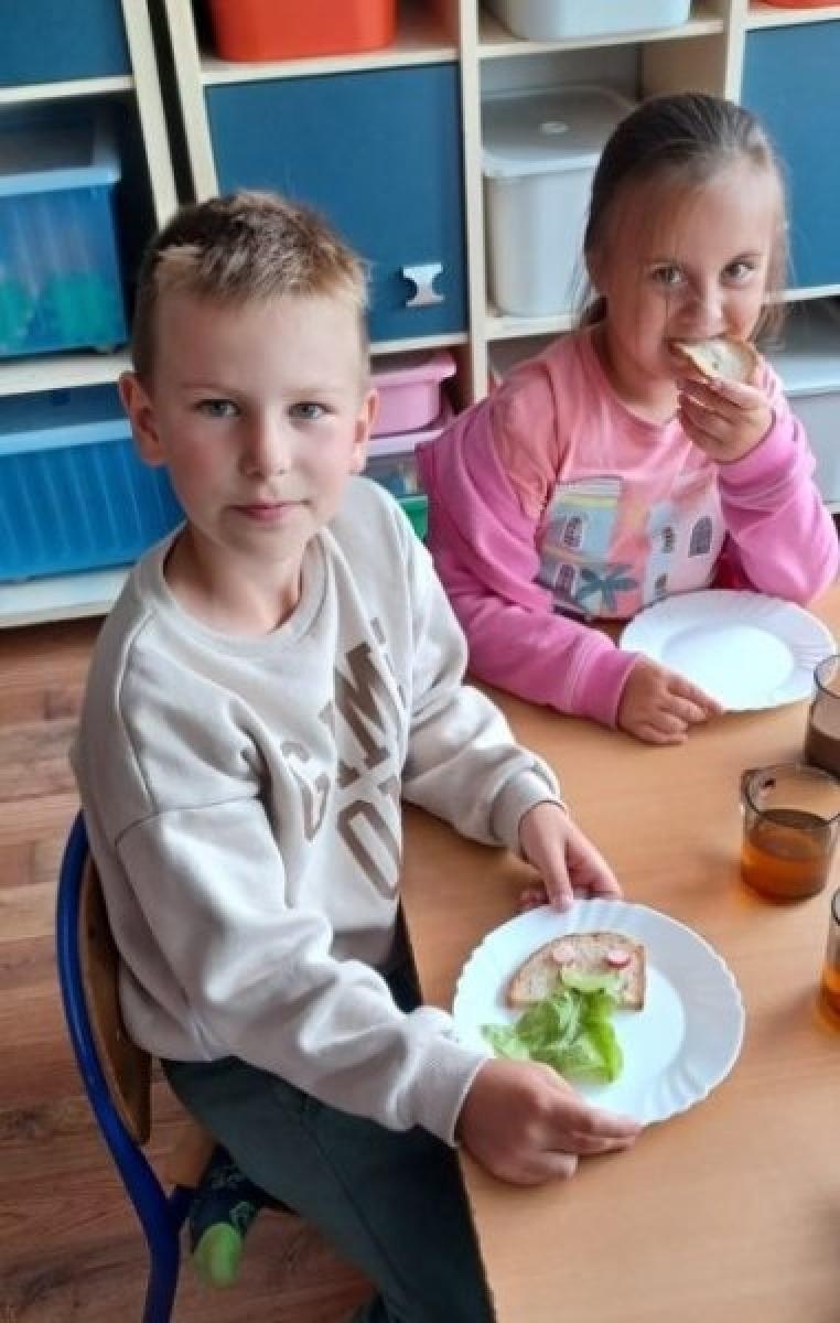 Zdjęcie w galerii na portalu naszraciborz.pl: Pierwsze plony z przedszkolnych warzywników zebrane wiadomości z regionu