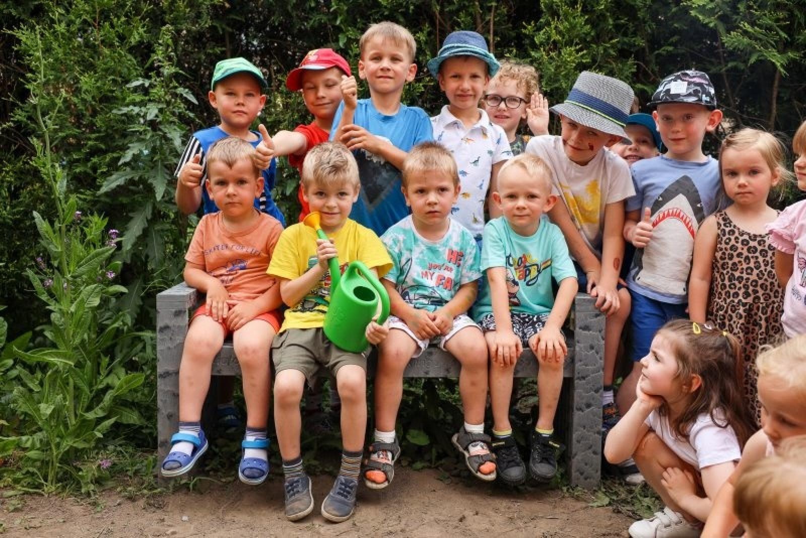 Zdjęcie w galerii na portalu naszraciborz.pl: Pierwsze plony z przedszkolnych warzywników zebrane wiadomości z regionu