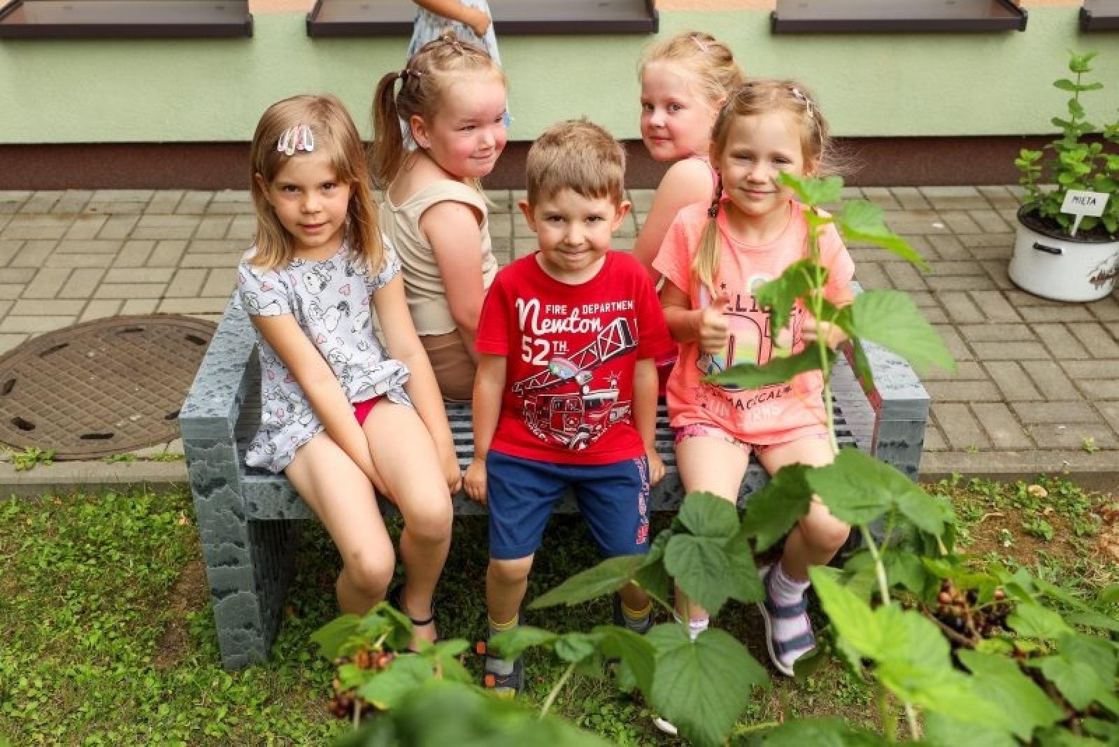 Zdjęcie w galerii na portalu naszraciborz.pl: Pierwsze plony z przedszkolnych warzywników zebrane wiadomości z regionu
