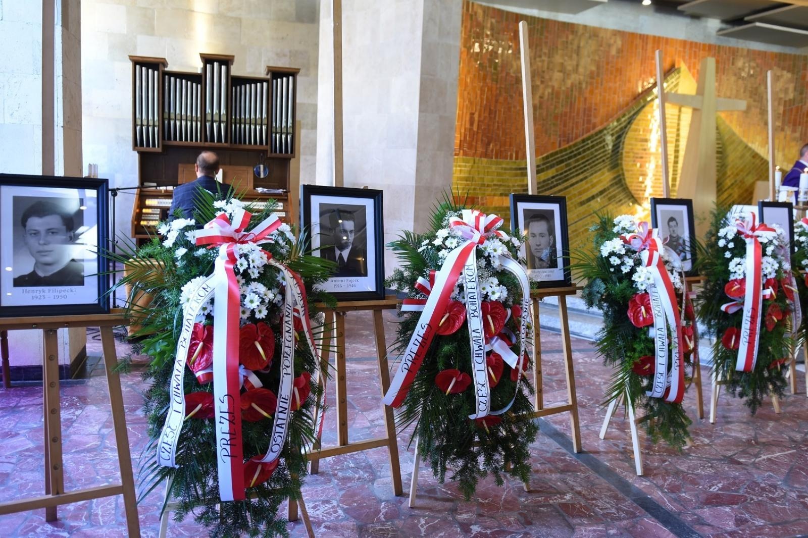 Zdjęcie w galerii na portalu naszraciborz.pl: Pogrzebano szczątki bohaterów ekshumowane z cmentarza Jeruzalem w Raciborzu wiadomości z regionu