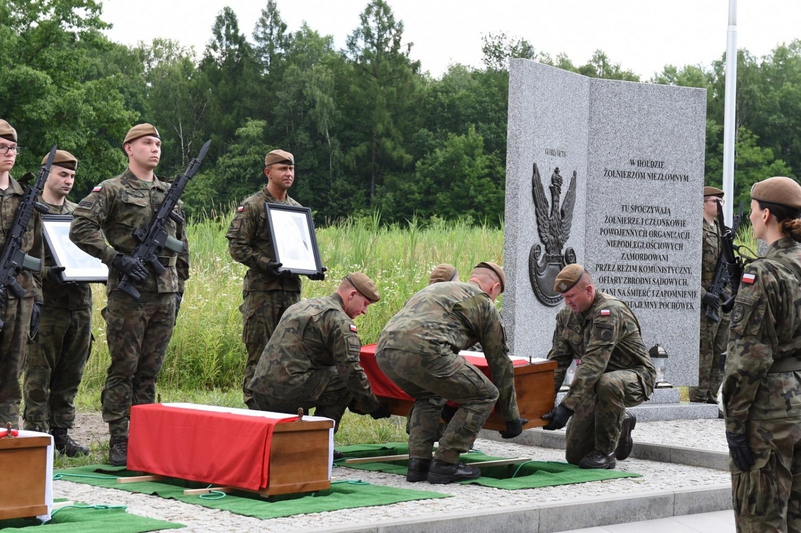Zdjęcie w galerii na portalu naszraciborz.pl: Pogrzebano szczątki bohaterów ekshumowane z cmentarza Jeruzalem w Raciborzu wiadomości z regionu