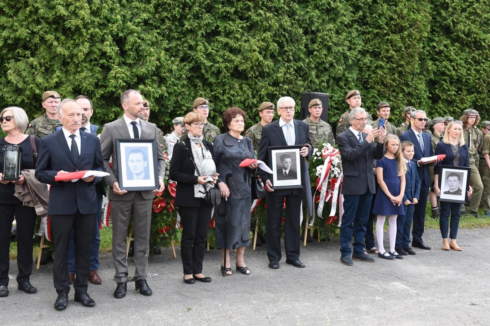 Zdjęcie w galerii na portalu naszraciborz.pl: Pogrzebano szczątki bohaterów ekshumowane z cmentarza Jeruzalem w Raciborzu wiadomości z regionu