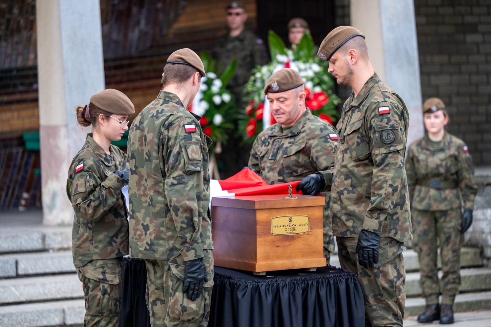 Zdjęcie w galerii na portalu naszraciborz.pl: Pogrzebano szczątki bohaterów ekshumowane z cmentarza Jeruzalem w Raciborzu wiadomości z regionu