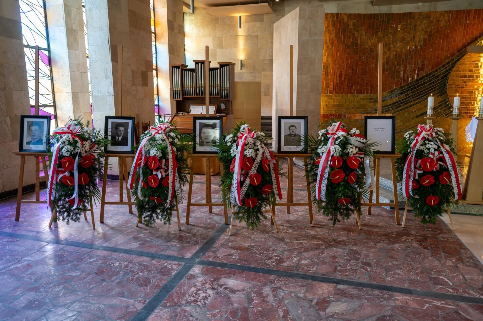 Zdjęcie w galerii na portalu naszraciborz.pl: Pogrzebano szczątki bohaterów ekshumowane z cmentarza Jeruzalem w Raciborzu wiadomości z regionu