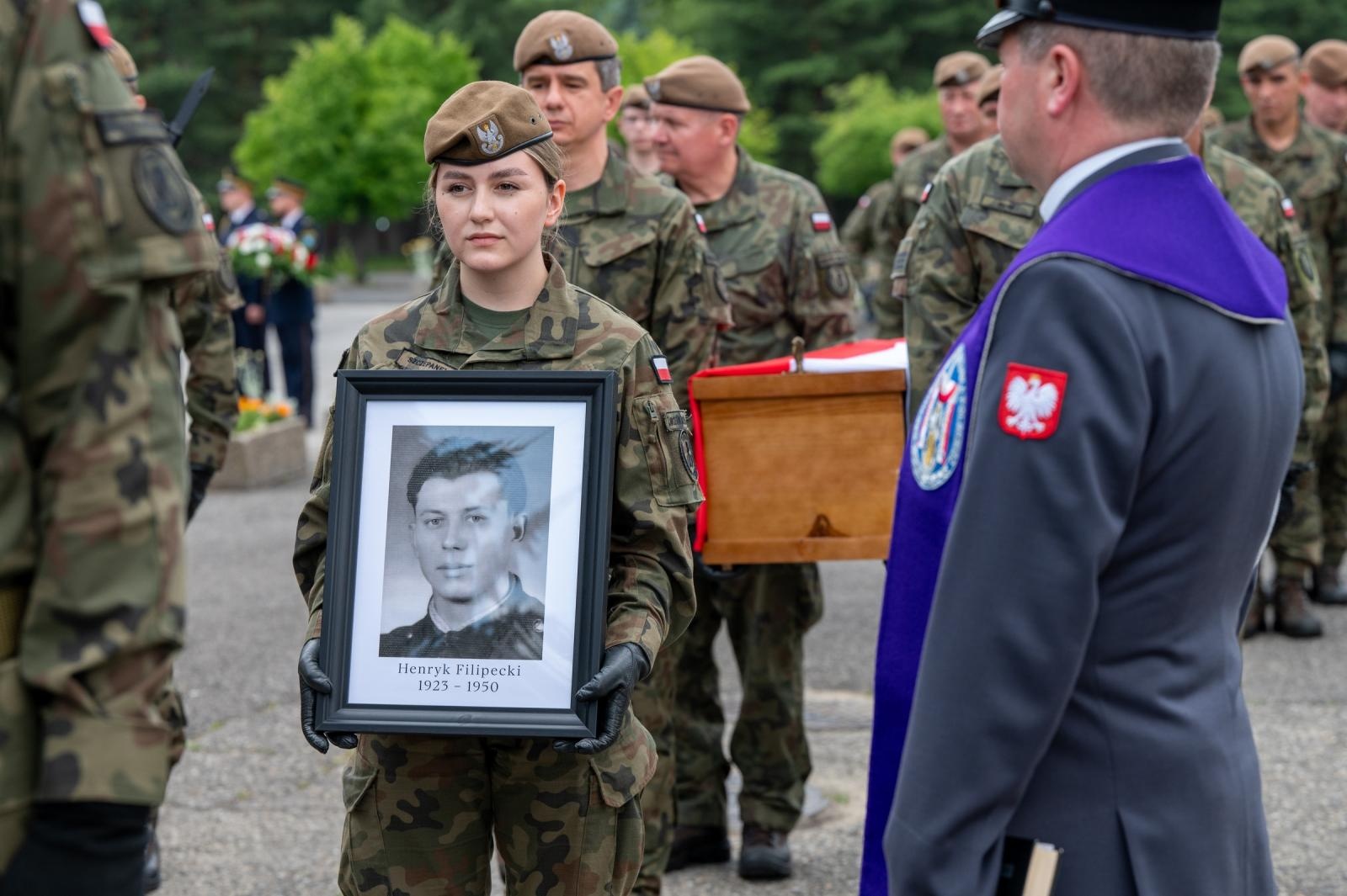 Zdjęcie w galerii na portalu naszraciborz.pl: Pogrzebano szczątki bohaterów ekshumowane z cmentarza Jeruzalem w Raciborzu wiadomości z regionu