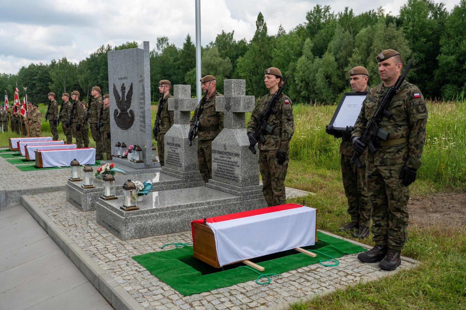 Zdjęcie w galerii na portalu naszraciborz.pl: Pogrzebano szczątki bohaterów ekshumowane z cmentarza Jeruzalem w Raciborzu wiadomości z regionu