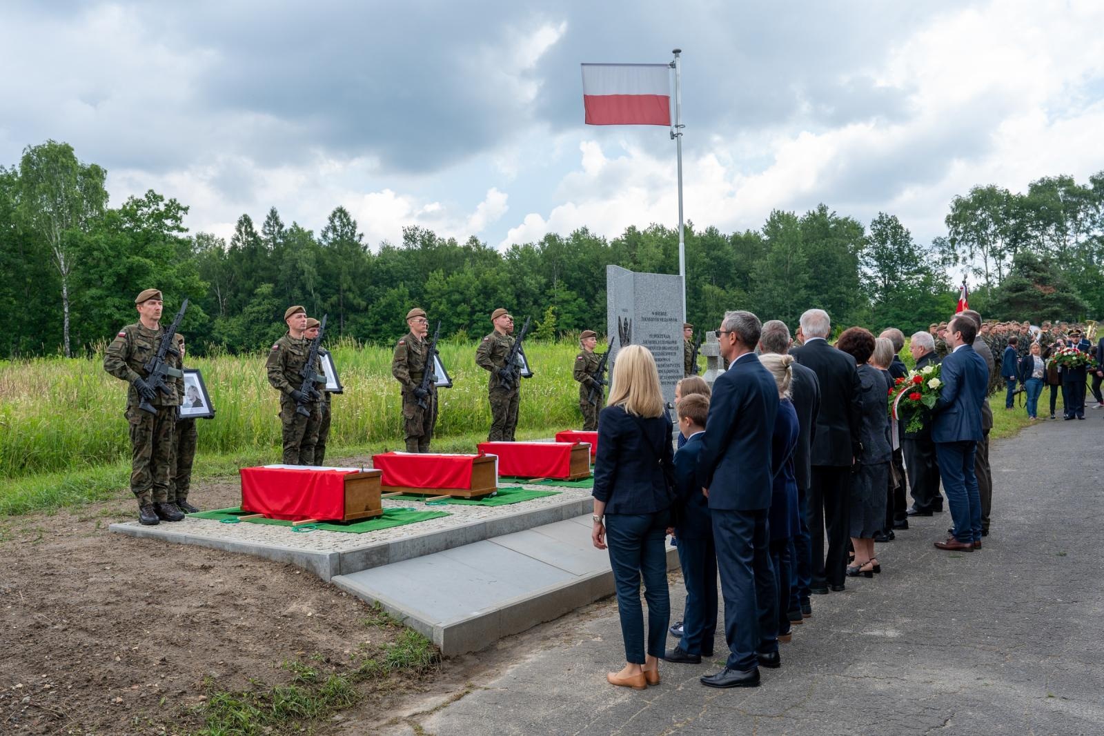 Zdjęcie w galerii na portalu naszraciborz.pl: Pogrzebano szczątki bohaterów ekshumowane z cmentarza Jeruzalem w Raciborzu wiadomości z regionu