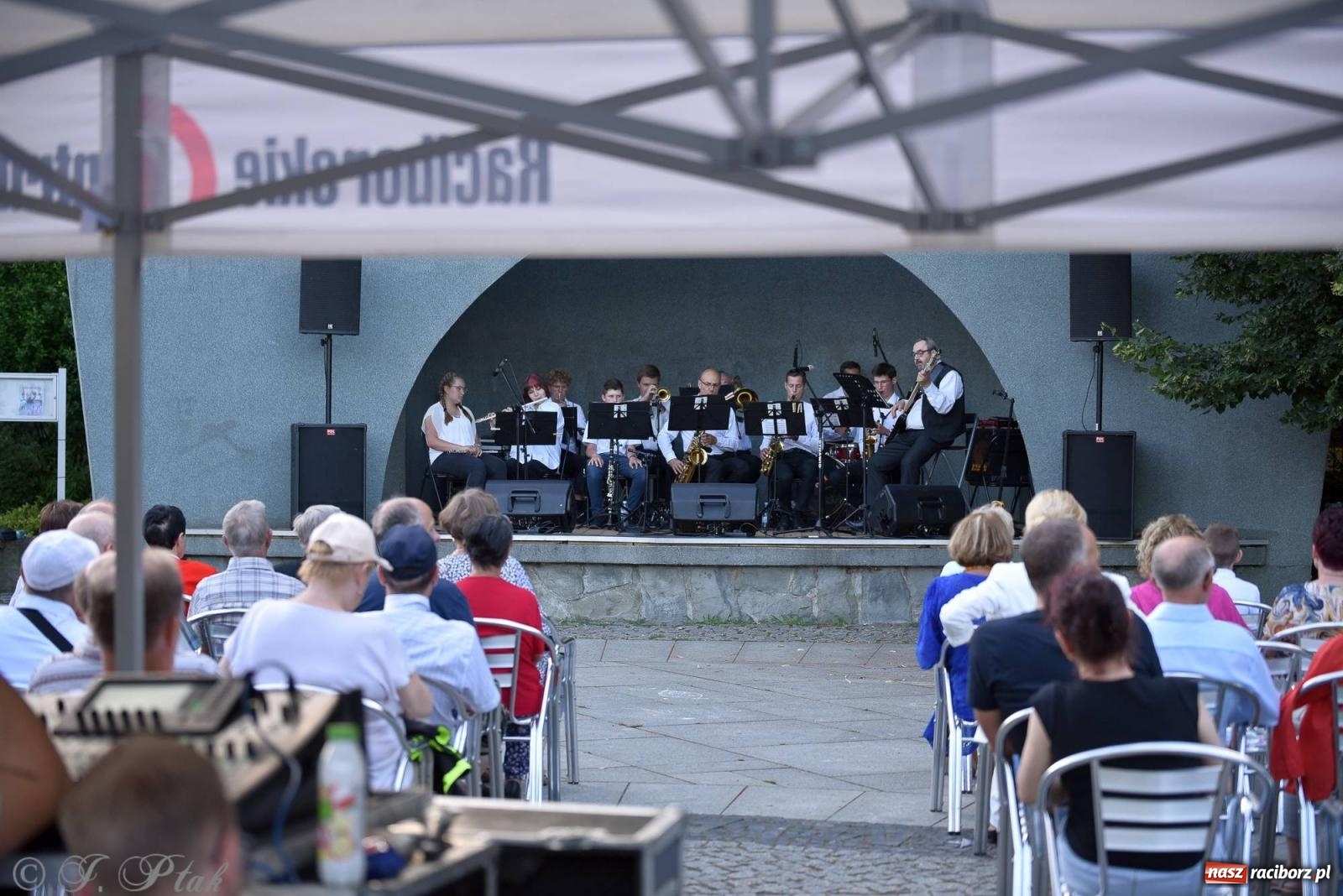 Zdjęcie w galerii na portalu naszraciborz.pl: Orkiestry z RCK-u dały koncert w parku im. Miasta Roth wiadomości z regionu