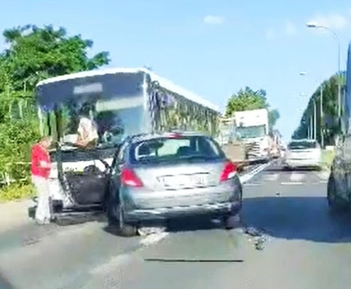 Zdjęcie w galerii na portalu naszraciborz.pl: Autobus i dwie osobówki zderzyły się na Głubczyckiej wiadomości z regionu