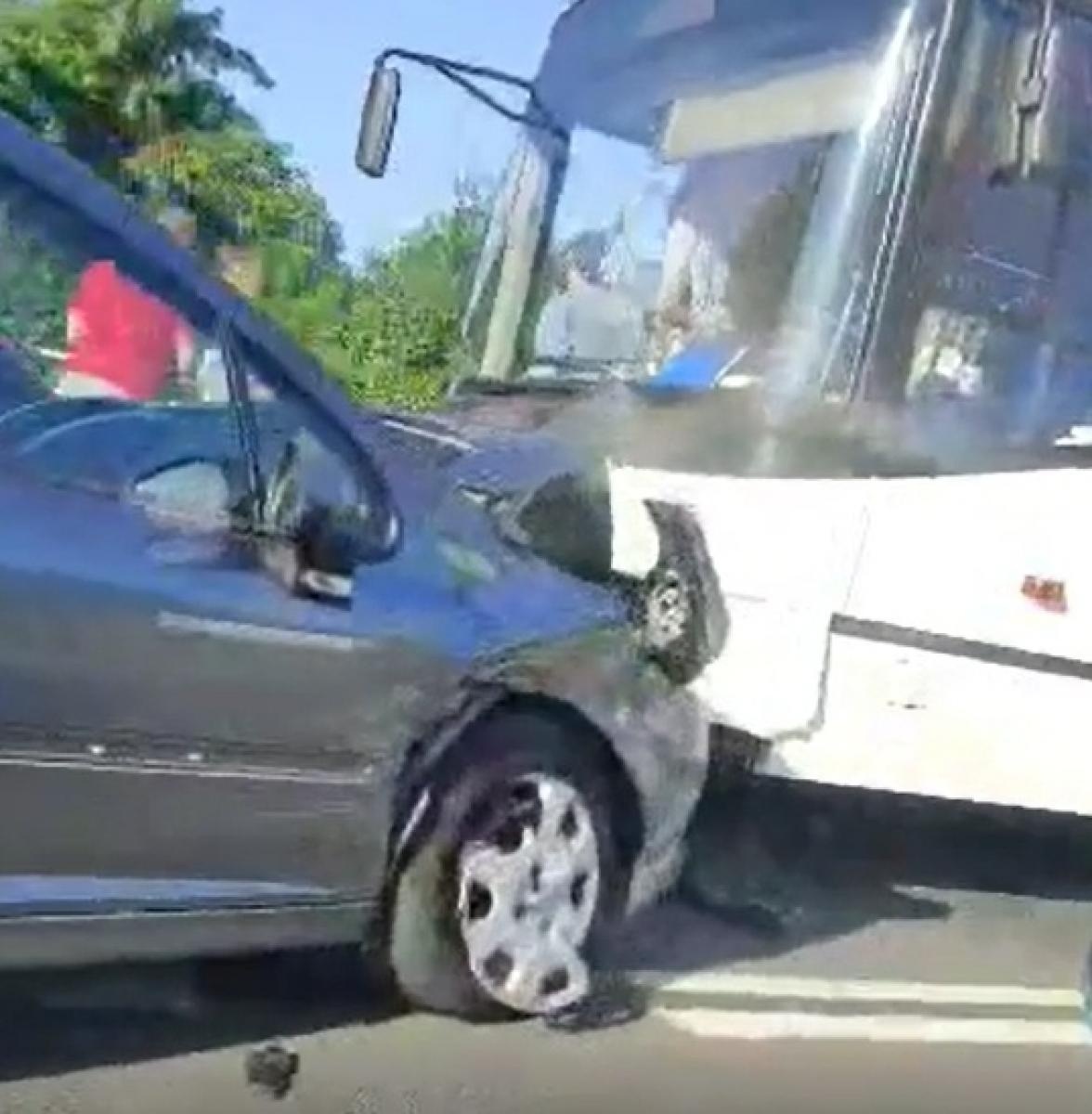 Zdjęcie w galerii na portalu naszraciborz.pl: Autobus i dwie osobówki zderzyły się na Głubczyckiej wiadomości z regionu