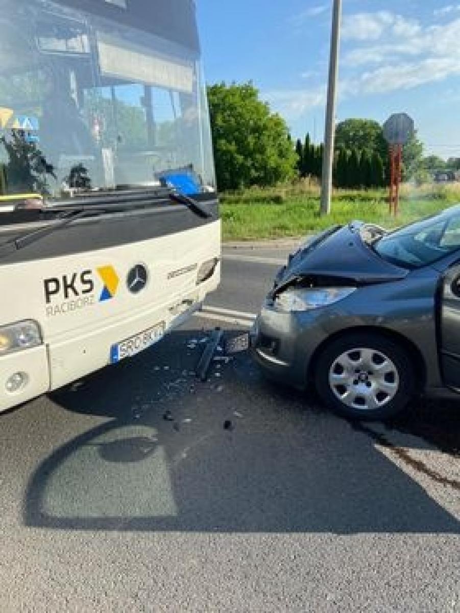 Zdjęcie w galerii na portalu naszraciborz.pl: Autobus i dwie osobówki zderzyły się na Głubczyckiej wiadomości z regionu