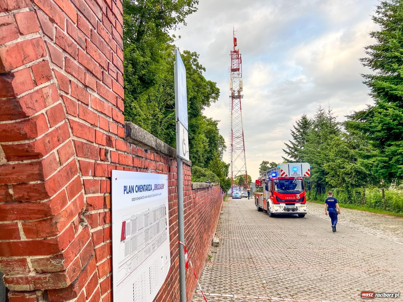 Zdjęcie w galerii na portalu naszraciborz.pl: Mężczyzna spadł z wieży TSR przy Cmentarnej w Raciborzu [FOTO] wiadomości z regionu