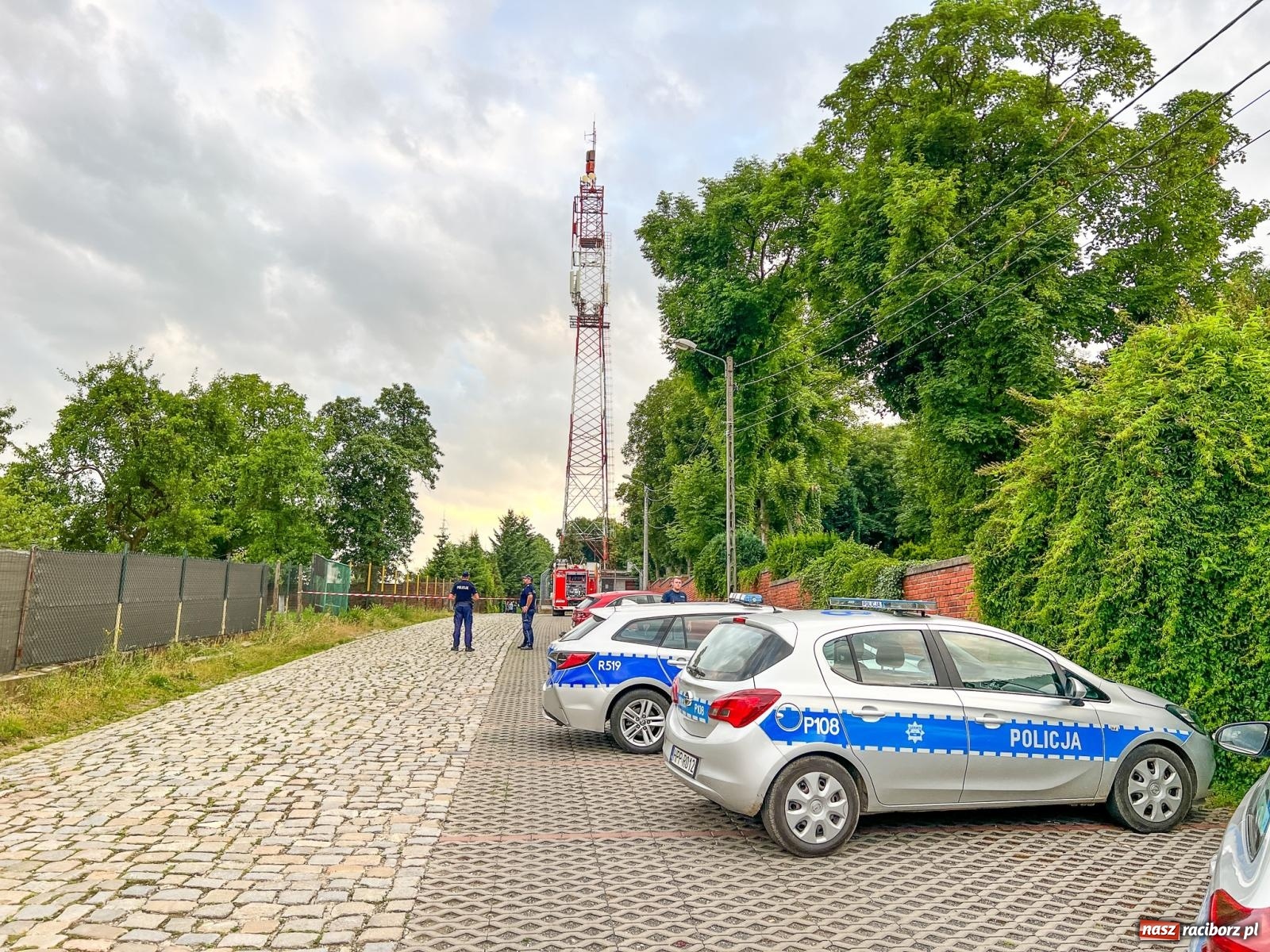 Zdjęcie w galerii na portalu naszraciborz.pl: Mężczyzna spadł z wieży TSR przy Cmentarnej w Raciborzu [FOTO] wiadomości z regionu