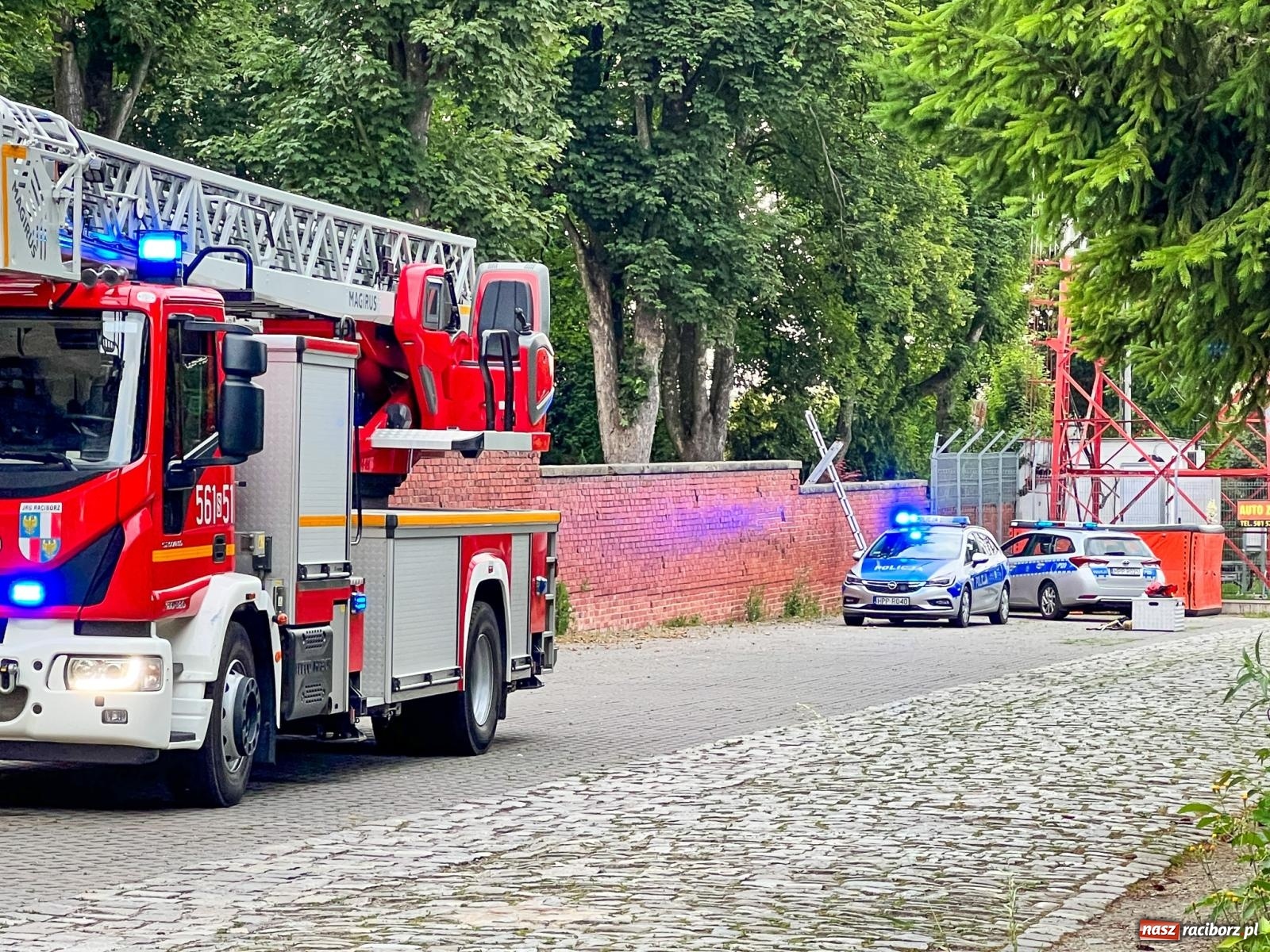 Zdjęcie w galerii na portalu naszraciborz.pl: Mężczyzna spadł z wieży TSR przy Cmentarnej w Raciborzu [FOTO] wiadomości z regionu