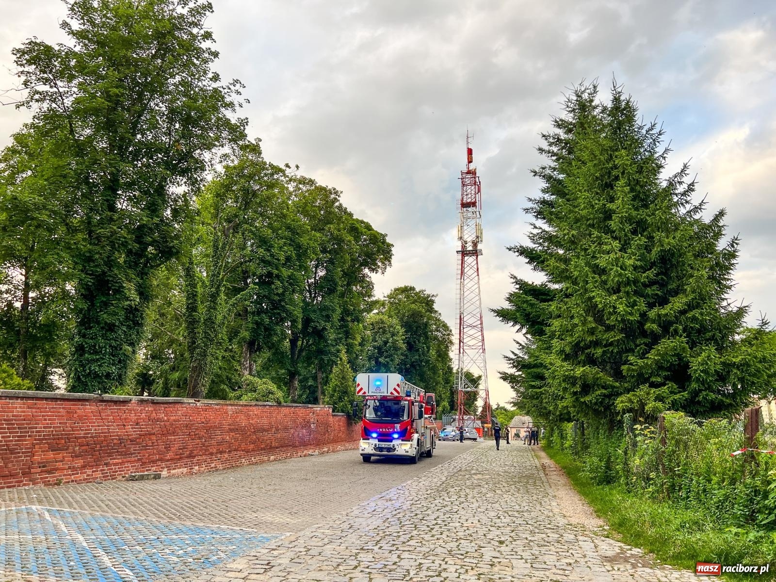 Zdjęcie w galerii na portalu naszraciborz.pl: Mężczyzna spadł z wieży TSR przy Cmentarnej w Raciborzu [FOTO] wiadomości z regionu