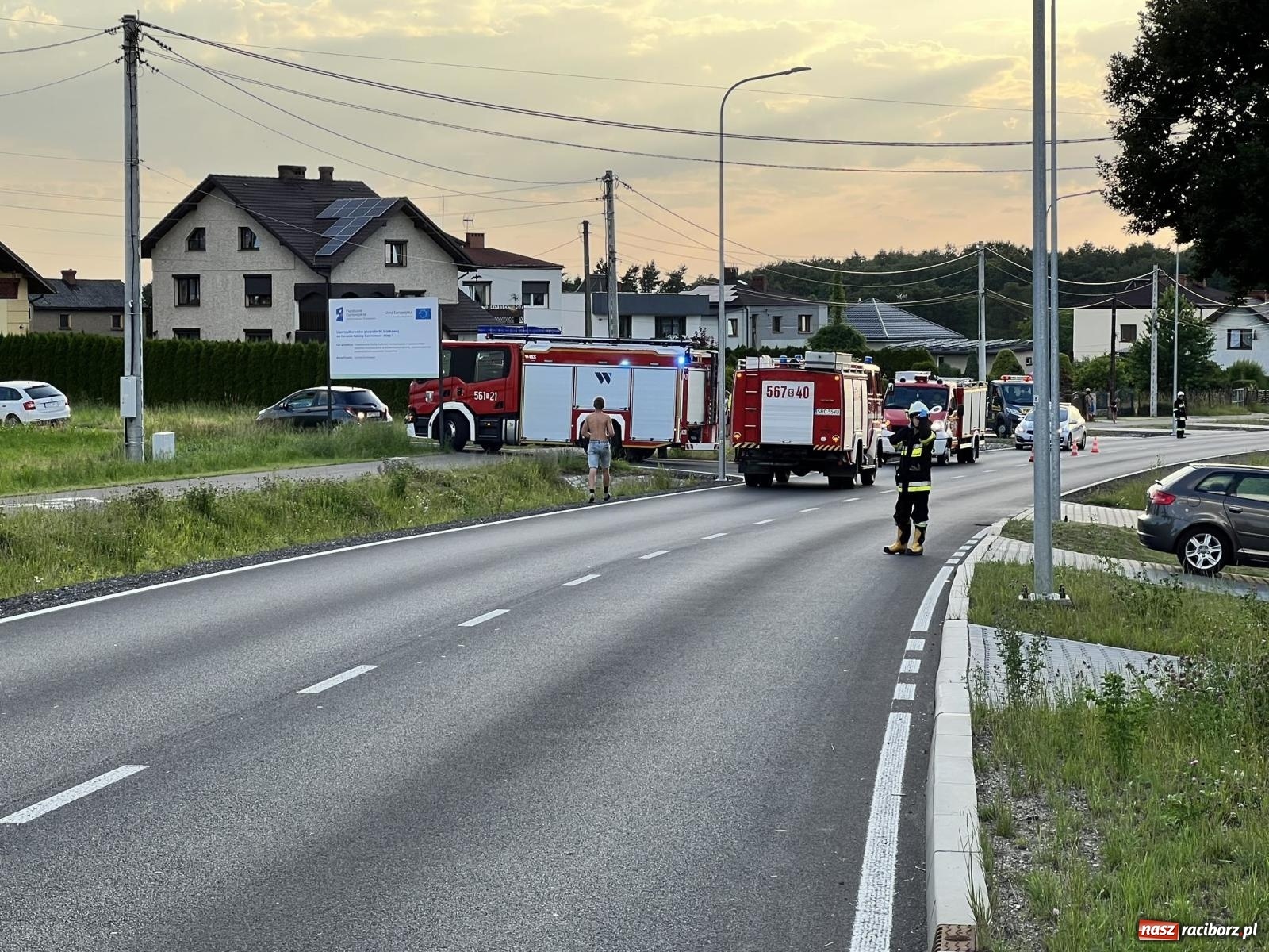 Zdjęcie w galerii na portalu naszraciborz.pl: VW Passat wpadł do rowu w Pogrzebieniu wiadomości z regionu