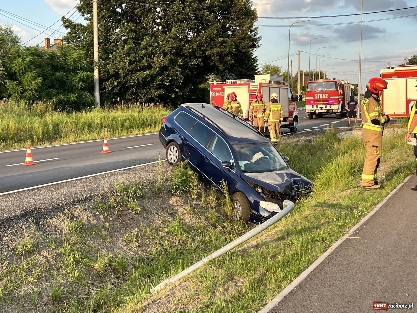 Zdjęcie w galerii na portalu naszraciborz.pl: VW Passat wpadł do rowu w Pogrzebieniu wiadomości z regionu