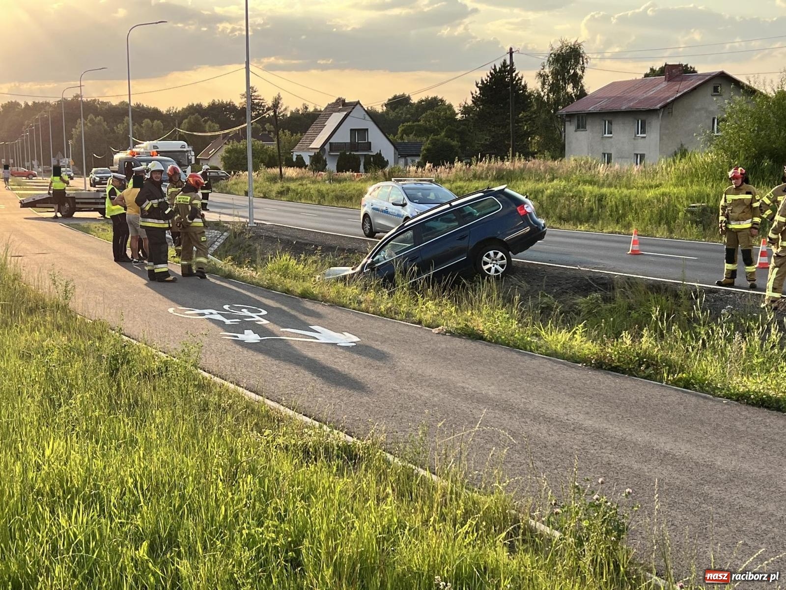 Zdjęcie w galerii na portalu naszraciborz.pl: VW Passat wpadł do rowu w Pogrzebieniu wiadomości z regionu