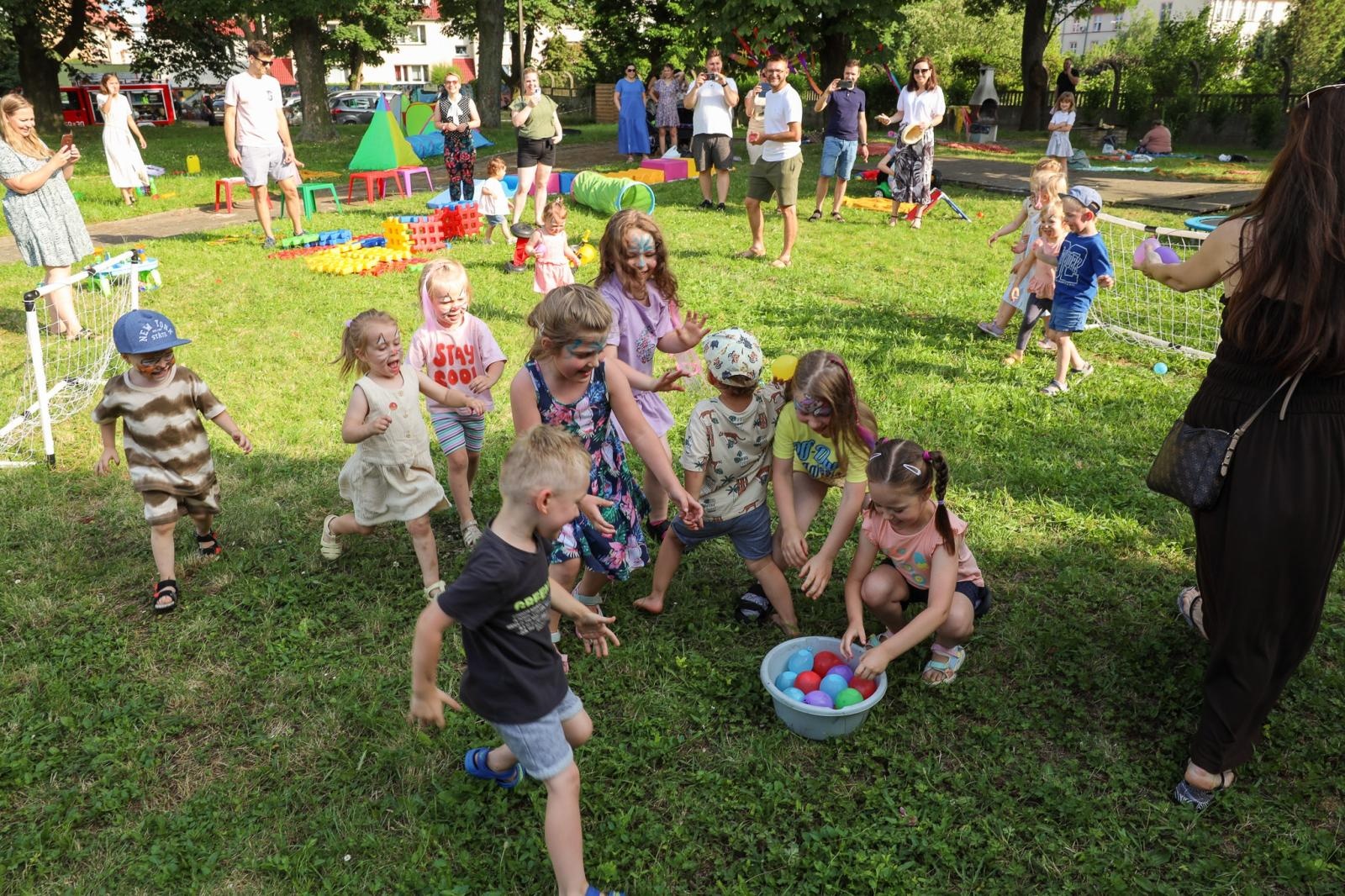 Zdjęcie w galerii na portalu naszraciborz.pl: Mali Odkrywcy przywitali w Raciborzu wakacje wiadomości z regionu