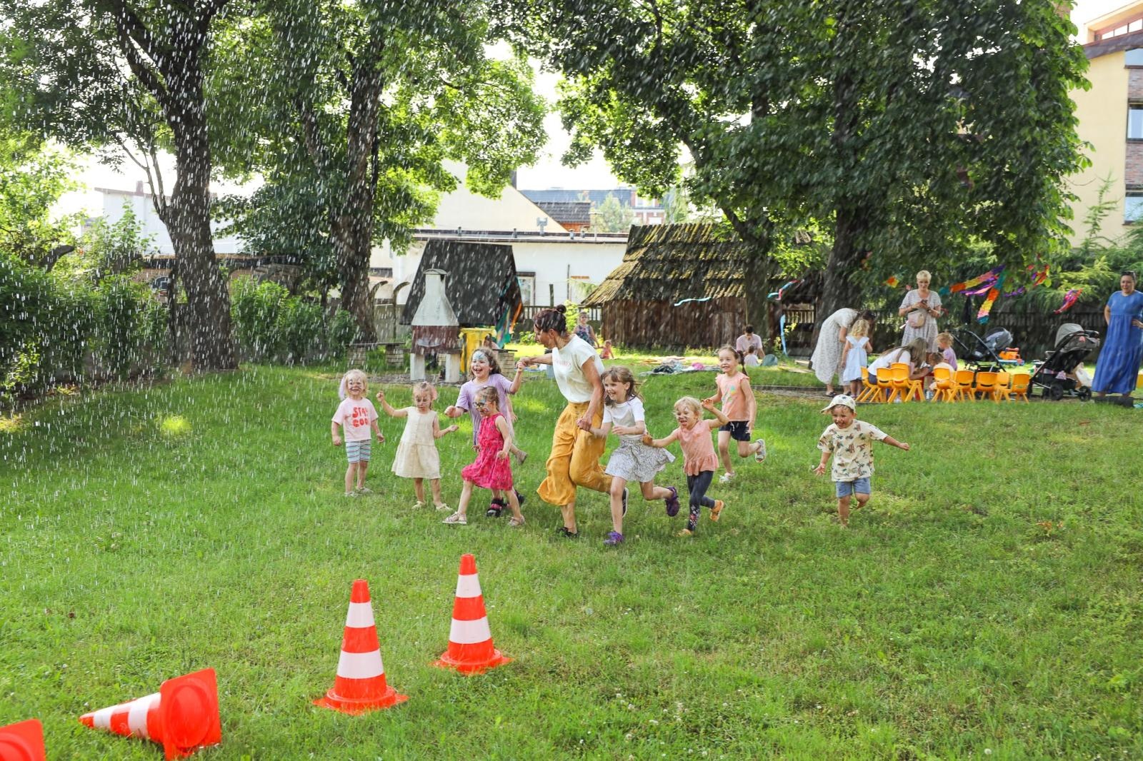 Zdjęcie w galerii na portalu naszraciborz.pl: Mali Odkrywcy przywitali w Raciborzu wakacje wiadomości z regionu