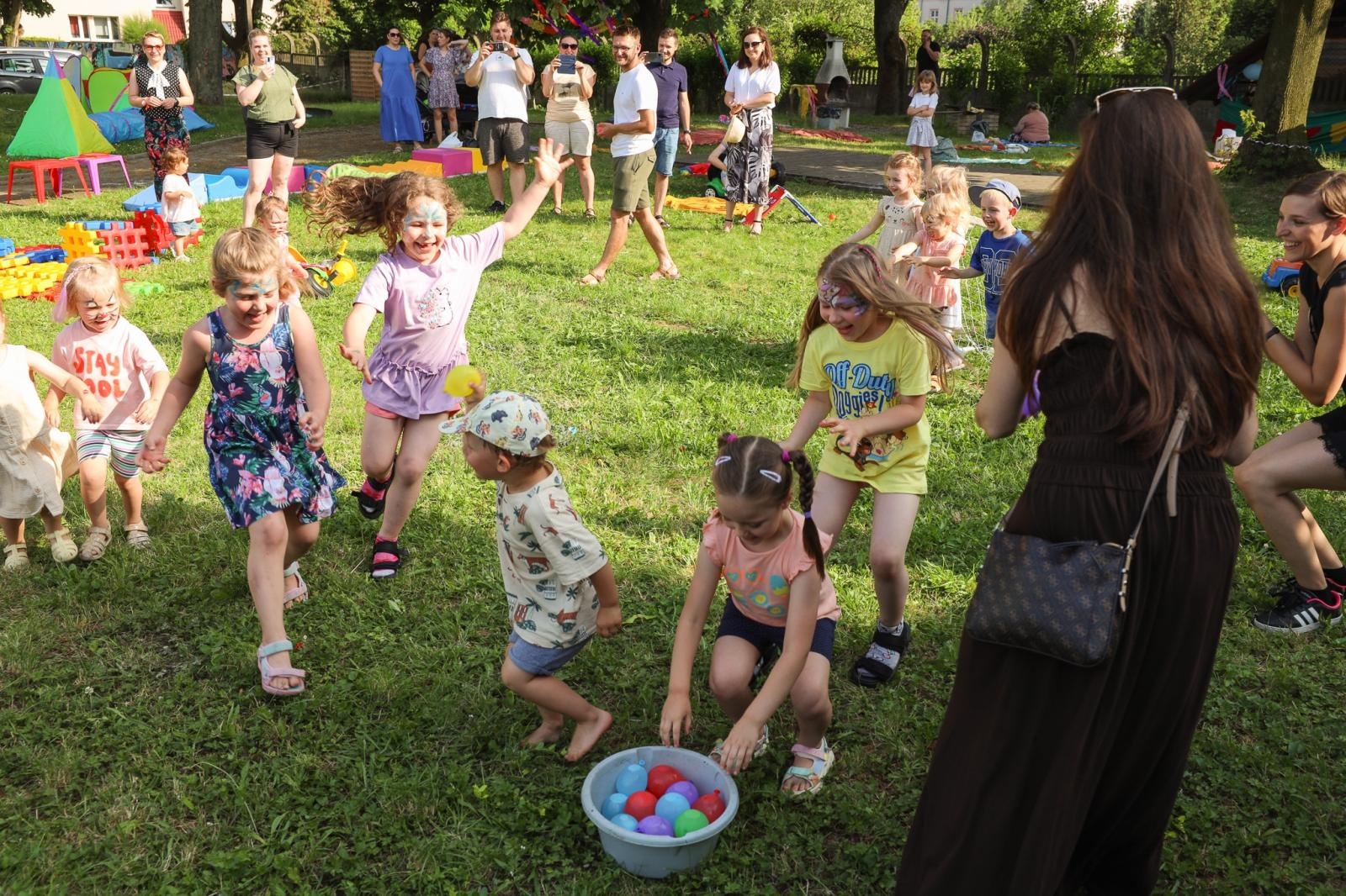 Zdjęcie w galerii na portalu naszraciborz.pl: Mali Odkrywcy przywitali w Raciborzu wakacje wiadomości z regionu