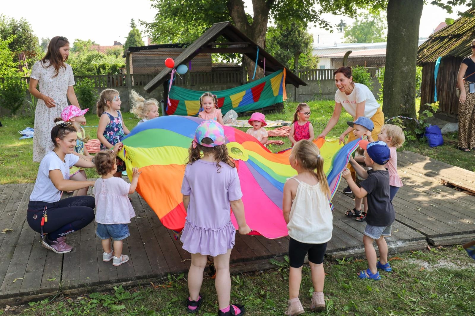Zdjęcie w galerii na portalu naszraciborz.pl: Mali Odkrywcy przywitali w Raciborzu wakacje wiadomości z regionu