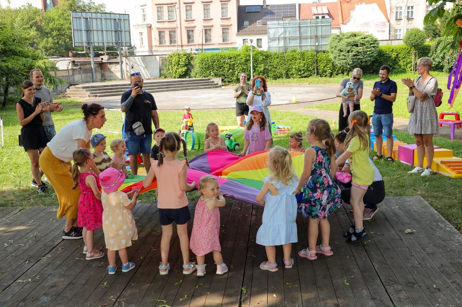 Zdjęcie w galerii na portalu naszraciborz.pl: Mali Odkrywcy przywitali w Raciborzu wakacje wiadomości z regionu