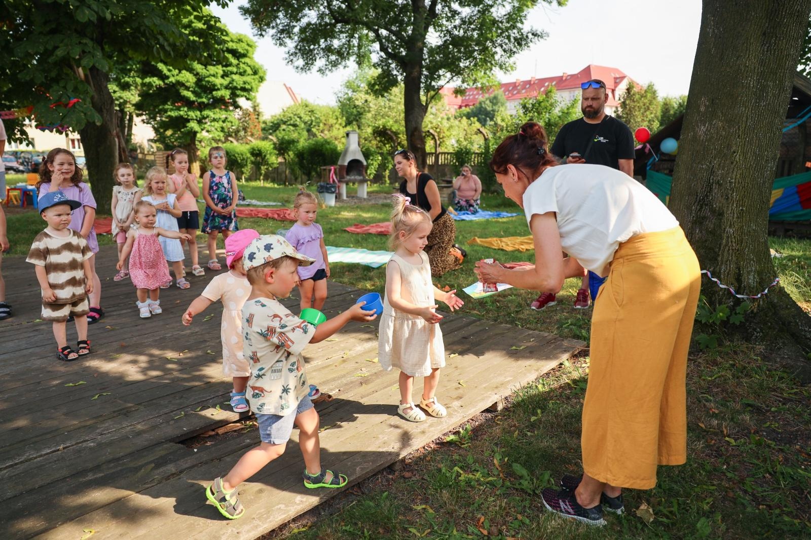 Zdjęcie w galerii na portalu naszraciborz.pl: Mali Odkrywcy przywitali w Raciborzu wakacje wiadomości z regionu