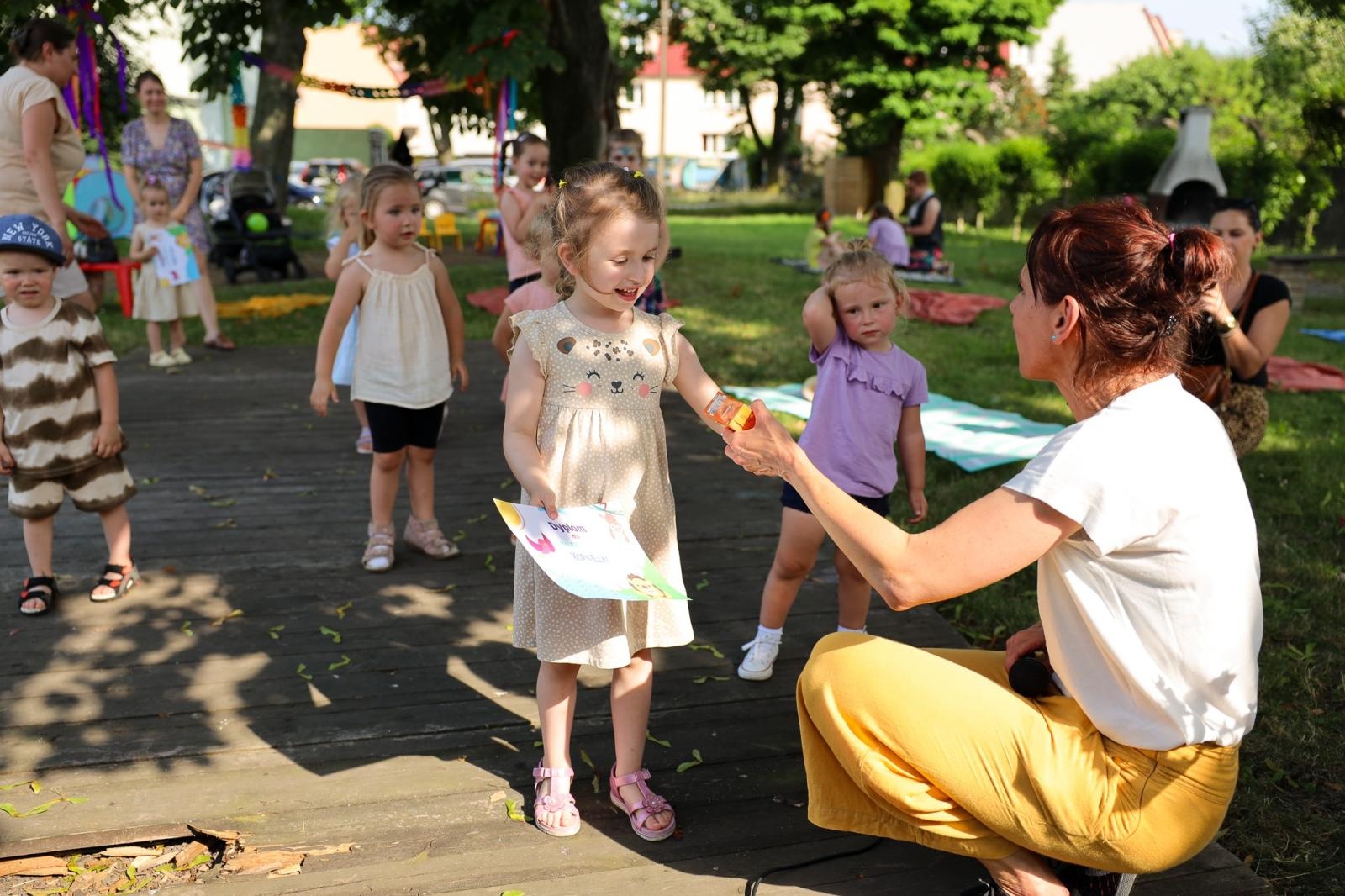 Zdjęcie w galerii na portalu naszraciborz.pl: Mali Odkrywcy przywitali w Raciborzu wakacje wiadomości z regionu