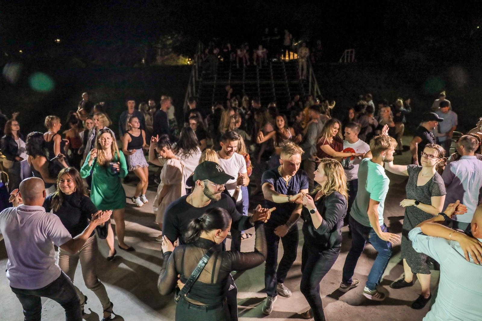 Zdjęcie w galerii na portalu naszraciborz.pl: Roztańczone Bulwary podczas kubańskiej nocy z DJ Osmarem wiadomości z regionu