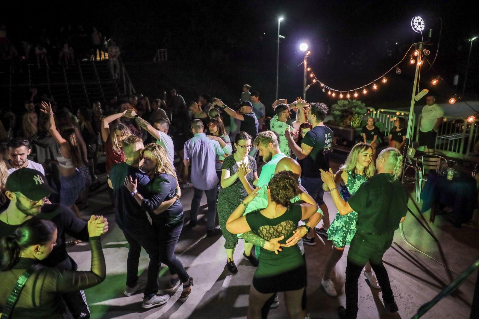 Zdjęcie w galerii na portalu naszraciborz.pl: Roztańczone Bulwary podczas kubańskiej nocy z DJ Osmarem wiadomości z regionu