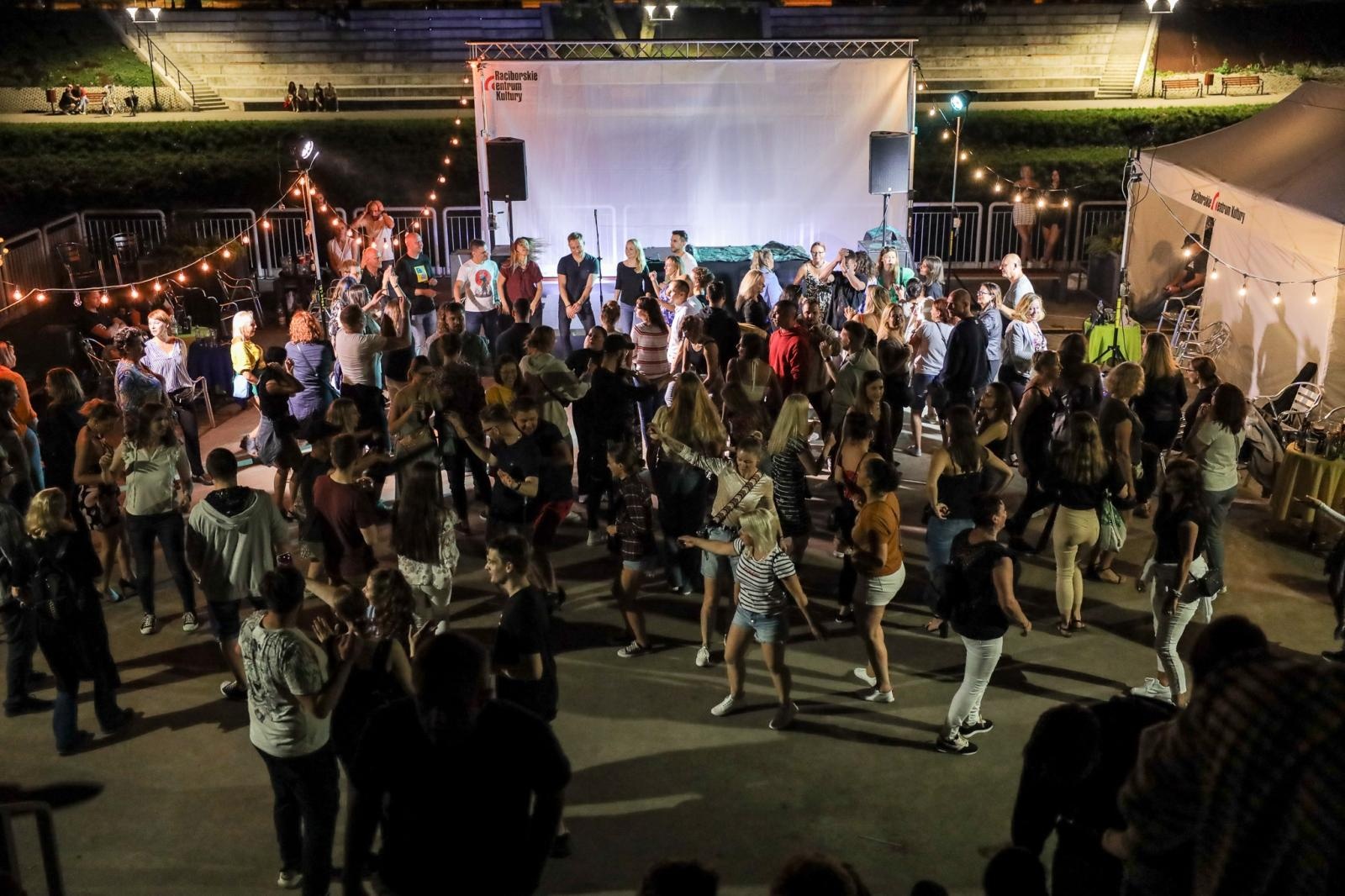 Zdjęcie w galerii na portalu naszraciborz.pl: Roztańczone Bulwary podczas kubańskiej nocy z DJ Osmarem wiadomości z regionu