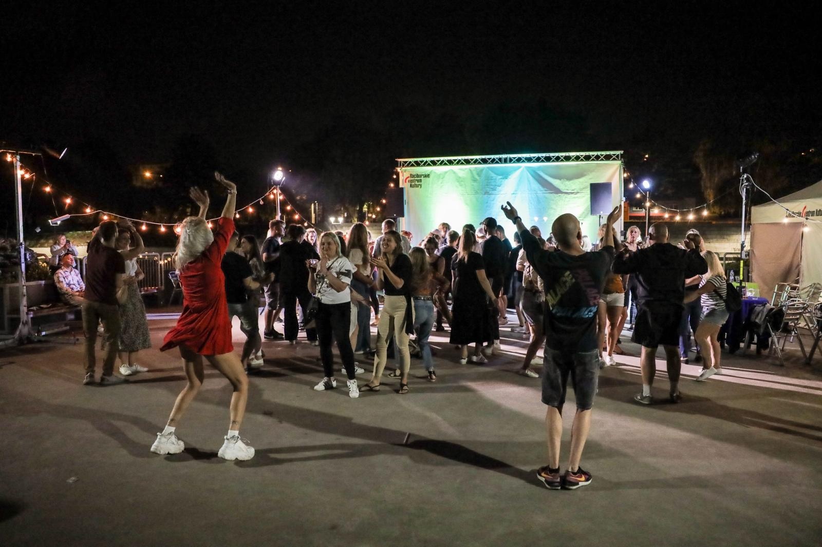 Zdjęcie w galerii na portalu naszraciborz.pl: Roztańczone Bulwary podczas kubańskiej nocy z DJ Osmarem wiadomości z regionu