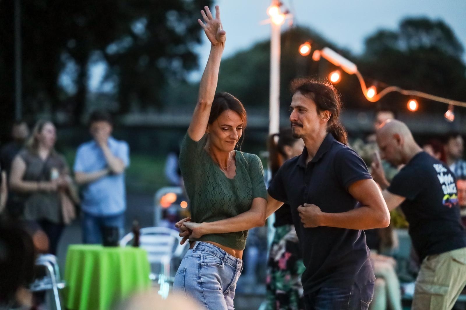 Zdjęcie w galerii na portalu naszraciborz.pl: Roztańczone Bulwary podczas kubańskiej nocy z DJ Osmarem wiadomości z regionu