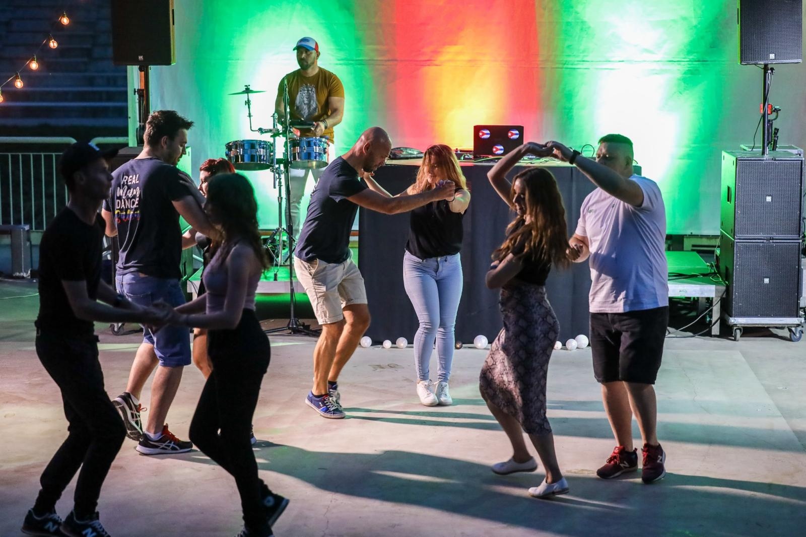 Zdjęcie w galerii na portalu naszraciborz.pl: Roztańczone Bulwary podczas kubańskiej nocy z DJ Osmarem wiadomości z regionu