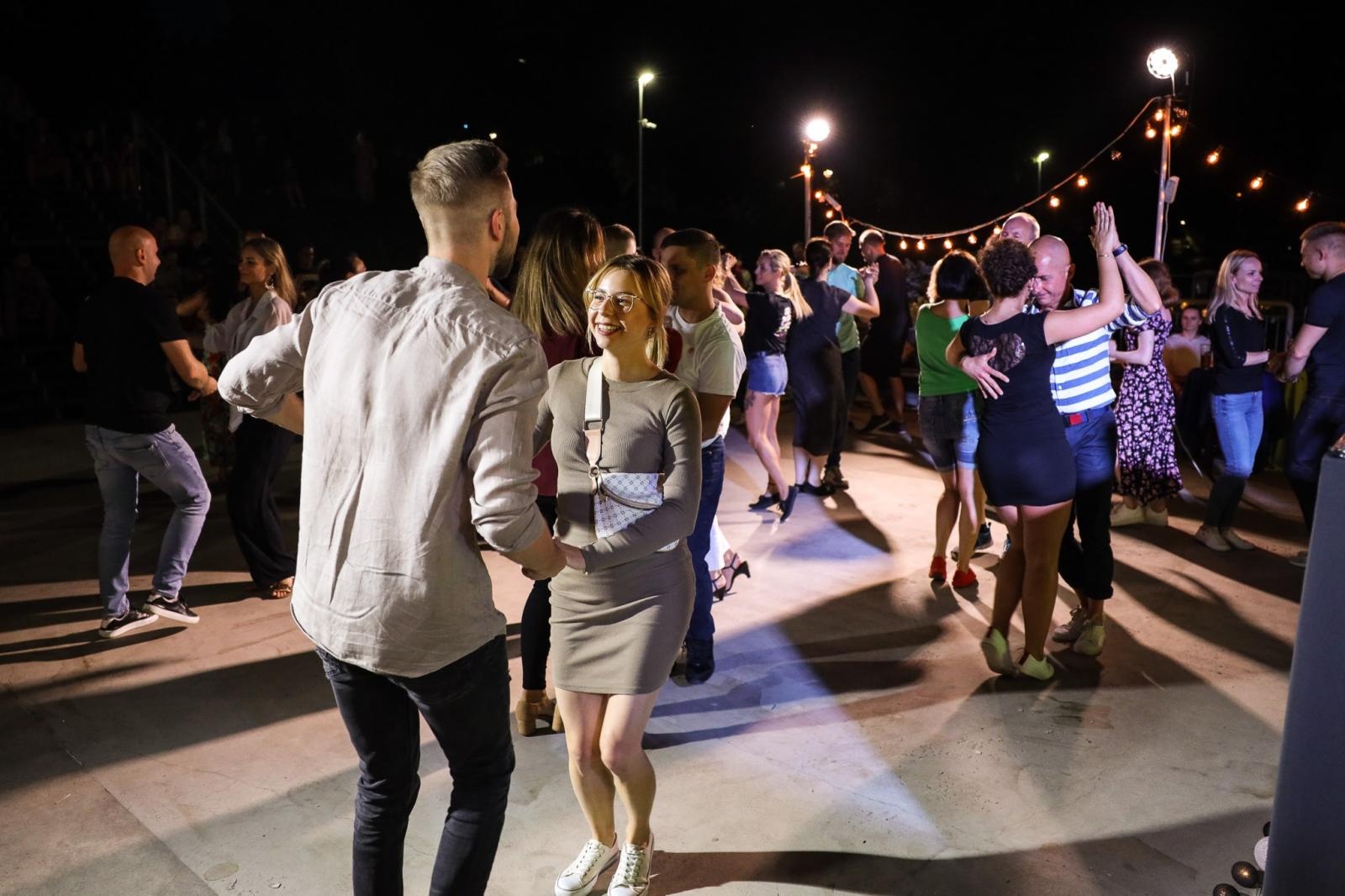 Zdjęcie w galerii na portalu naszraciborz.pl: Roztańczone Bulwary podczas kubańskiej nocy z DJ Osmarem wiadomości z regionu