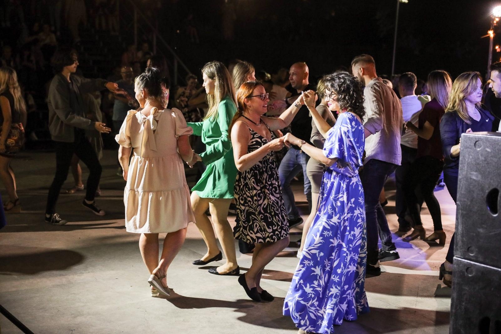 Zdjęcie w galerii na portalu naszraciborz.pl: Roztańczone Bulwary podczas kubańskiej nocy z DJ Osmarem wiadomości z regionu