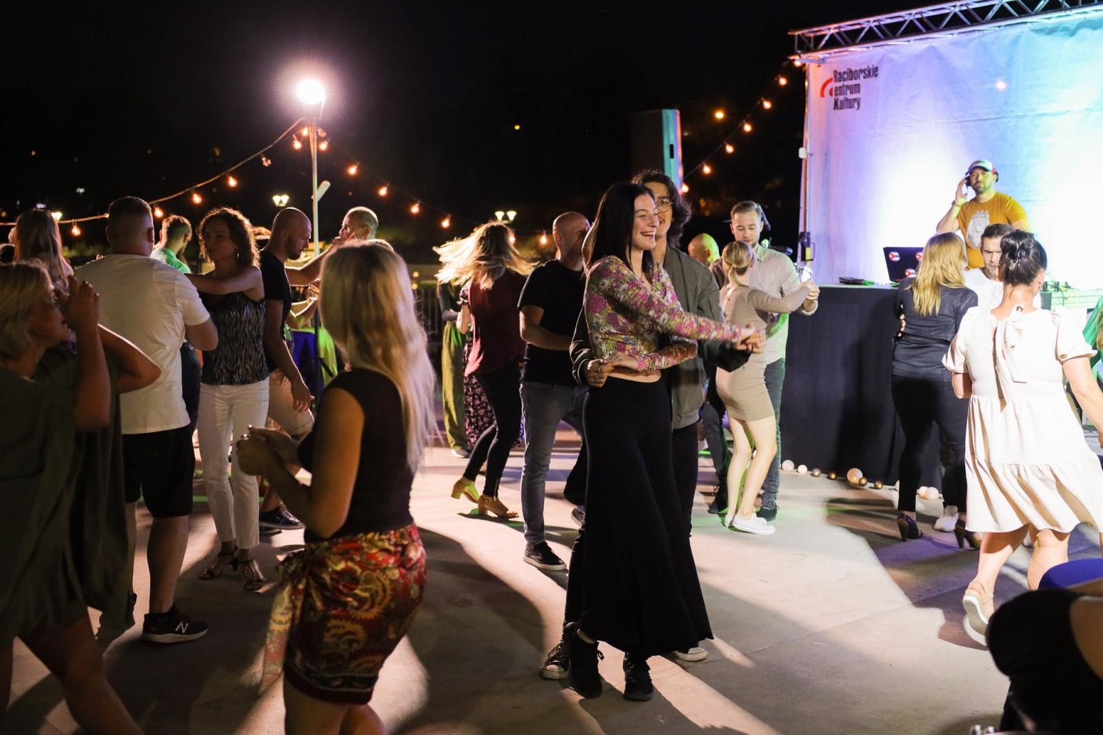 Zdjęcie w galerii na portalu naszraciborz.pl: Roztańczone Bulwary podczas kubańskiej nocy z DJ Osmarem wiadomości z regionu