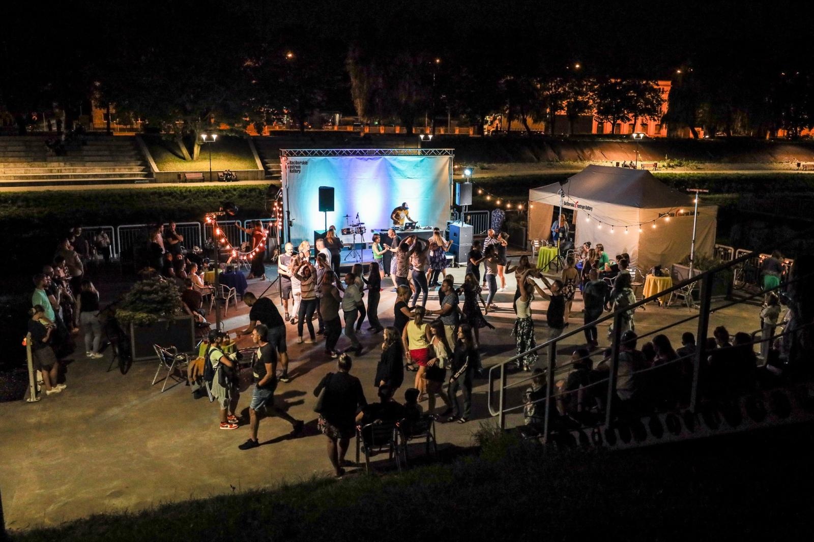 Zdjęcie w galerii na portalu naszraciborz.pl: Roztańczone Bulwary podczas kubańskiej nocy z DJ Osmarem wiadomości z regionu