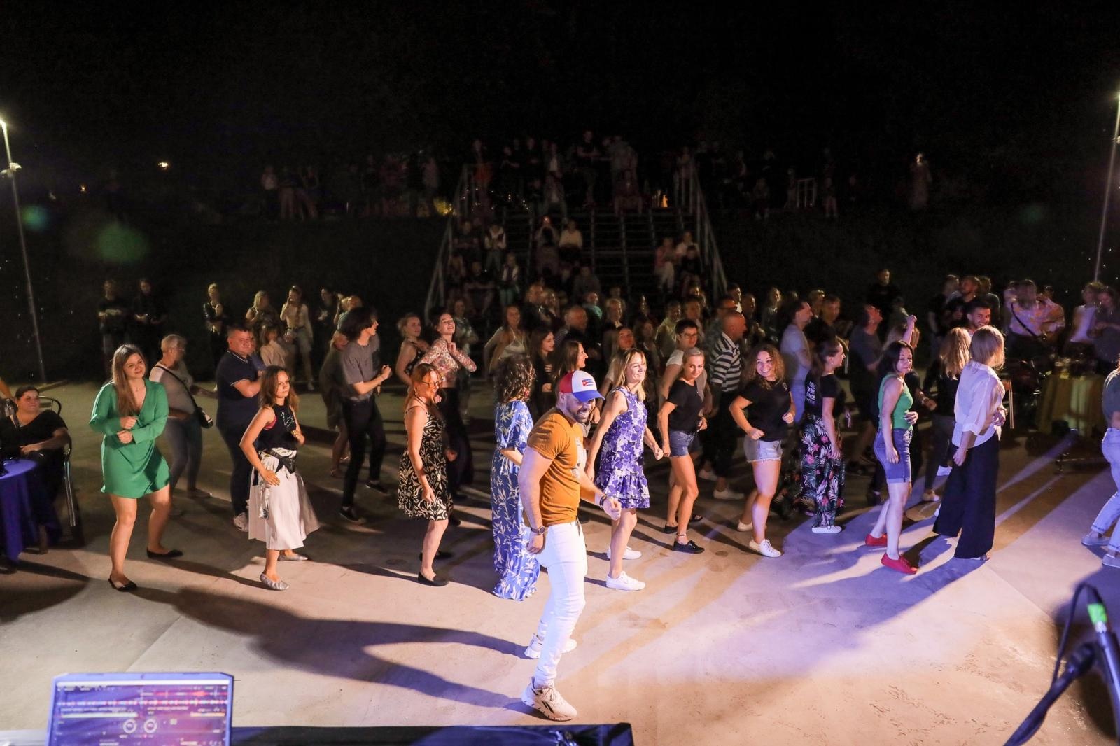 Zdjęcie w galerii na portalu naszraciborz.pl: Roztańczone Bulwary podczas kubańskiej nocy z DJ Osmarem wiadomości z regionu